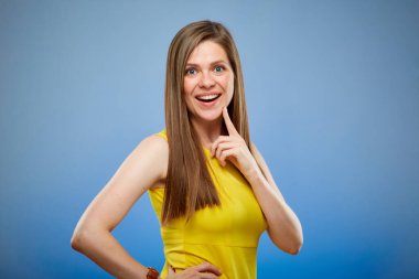 Sarı elbiseli mutlu genç bayan yüzüne dokunuyor. soyutlanmış kadın portresi.