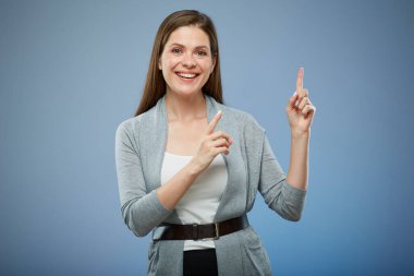 Gülümseyen kadın işaret ediyor, izole edilmiş bir portre..