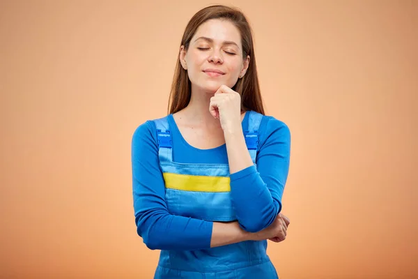 Een Bouwvakker Blauwe Overall Geïsoleerd Vrouwelijk Portret Met Gesloten Ogen — Stockfoto