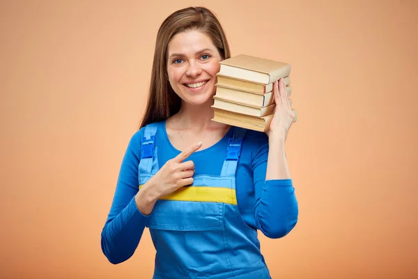 Gelukkige Vrouw Werknemer Student Overalls Staan Met Boeken Stack Vinger — Stockfoto