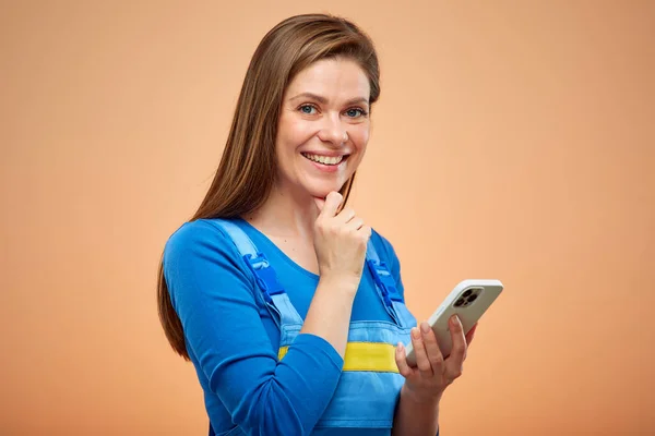 Een Vrouw Een Overall Met Een Smartphone Geïsoleerd Portret Van — Stockfoto