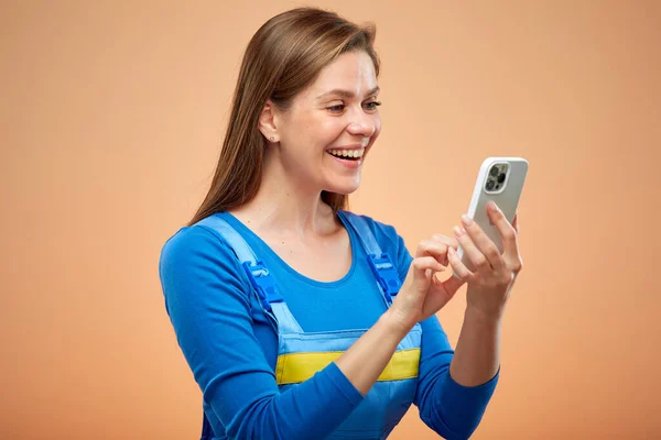 Mulher Construtor Usando Smartphone Isolado Feminino Trabalhador Estúdio Retrato — Fotografia de Stock