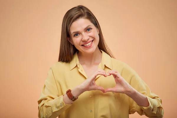 Glimlachende Vrouw Doet Hartgebaar Met Vingers Geïsoleerd Portret Gele Achtergrond — Stockfoto