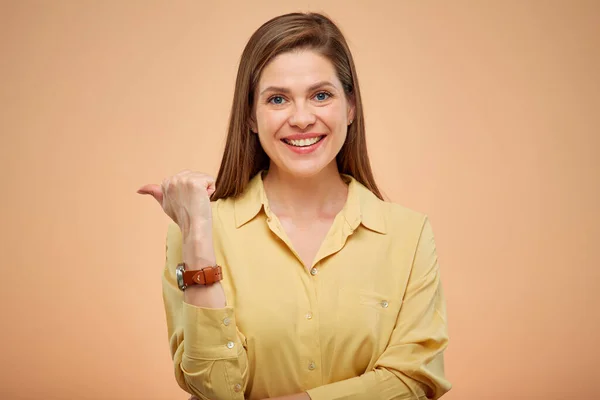 Mujer Sonriente Apuntando Con Dedo Lado Retrato Aislado Sobre Fondo —  Fotos de Stock