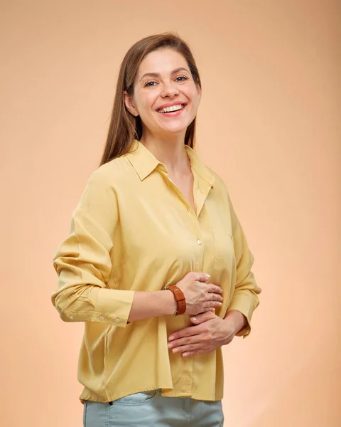 笑顔女性保持手上の胃 孤立した肖像画上のスタジオ黄色の背景 — ストック写真
