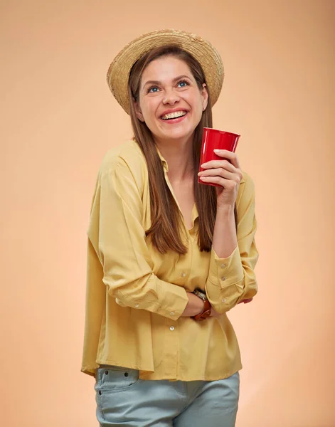 Glimlachende Vrouw Zoek Naar Geïsoleerd Portret Gele Achtergrond Jongedame Met — Stockfoto