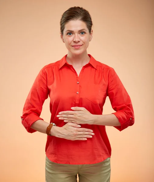 Jovem Senhora Sorridente Com Problemas Abdominais Camisa Vermelha Mãos Dadas — Fotografia de Stock