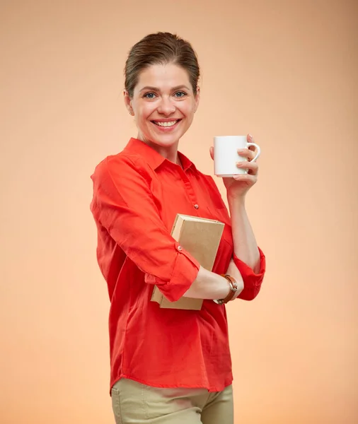 Student Vrouw Rood Shirt Met Boek Theekopje Geïsoleerd Studio Portret — Stockfoto