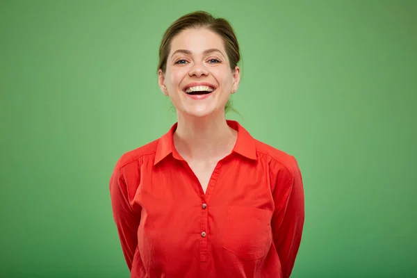 Kırmızı Gömlekli Yeşil Elbiseli Kadın Gülümseyen Kadın Portresi — Stok fotoğraf