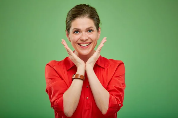 Verrassende Vrouw Groen Rood Shirt Glimlachende Vrouwelijke Persoon Geïsoleerd Portret — Stockfoto