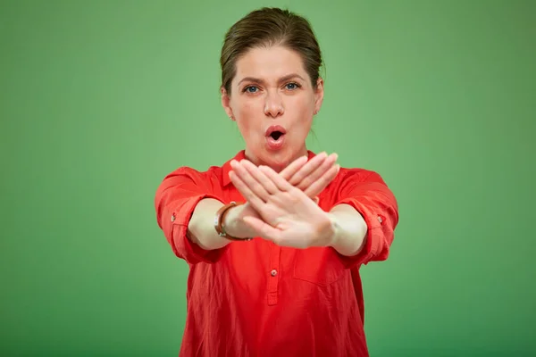 穿红衣的女人要么停下 要么双手交叉 双手插在绿色上 不做手势 — 图库照片