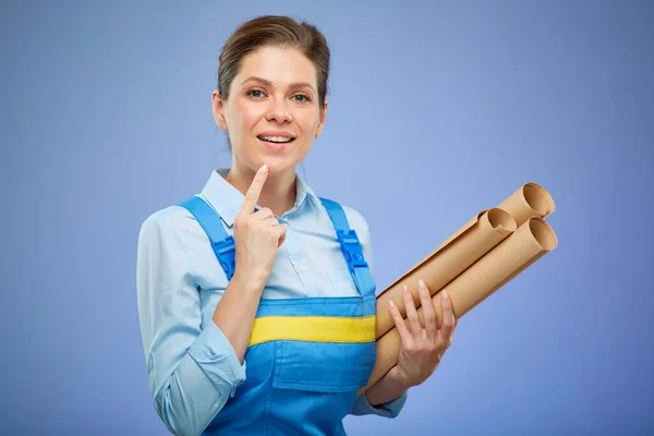 Pensando Donna Costruttore Architetto Tuta Lavoro Che Tiene Carta Cianografia — Foto Stock