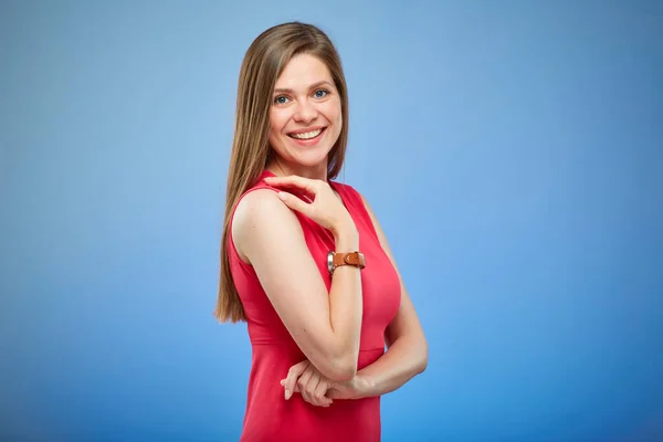 Kırmızı Elbiseli Gülümseyen Kadın Mavi Arka Planda Izole Edilmiş Kadın — Stok fotoğraf