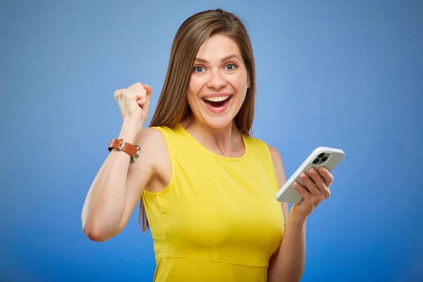 Šťastná Žena Usmívá Používá Smartphone Izolovaný Ženský Portrét Modrém Pozadí — Stock fotografie