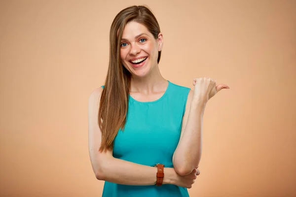 Mujer Sonriente Vestido Verde Señalando Dedos Retrato Aislado Jovencita Con —  Fotos de Stock