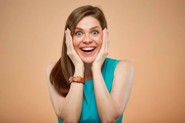 Retrato Aislado Mujer Emocional Sobre Fondo Marrón Amarillo Boca Abierta — Foto de Stock