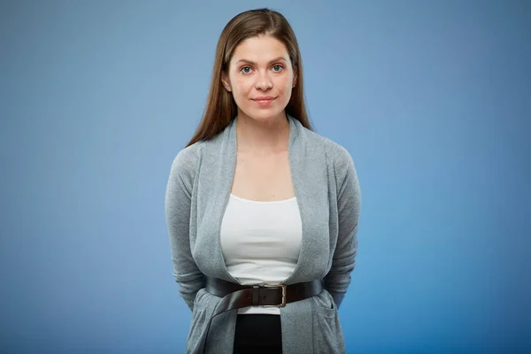 Serieuze Vrouw Geïsoleerd Portret Blauw Casual Kleding Stijl — Stockfoto