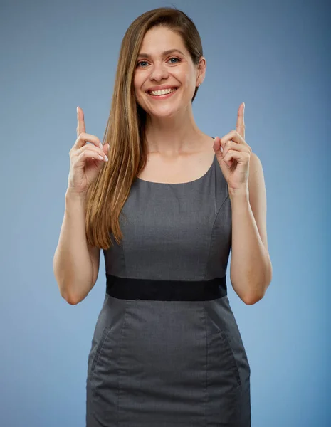 女性の笑顔のビジネスマンの指を指している 孤立した肖像 — ストック写真