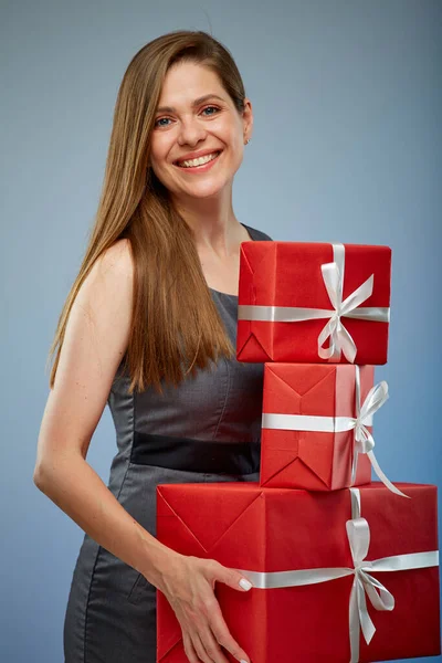 Gelukkige Zakenvrouw Jurk Met Een Stapel Rode Geschenkdozen Geïsoleerde Vrouwelijke — Stockfoto