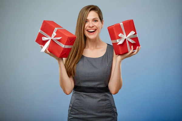 Glückliche Frau Businesskleid Mit Zwei Geschenkboxen Isoliertes Weibliches Studioporträt — Stockfoto