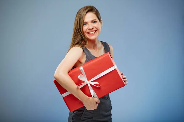 Glückliche Geschäftsfrau Mit Rotem Geschenkkarton Isoliertes Porträt — Stockfoto