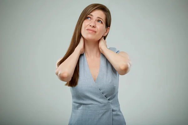 肩や首の痛みを伴う症状を持つ女性 孤立した女性の肖像 — ストック写真