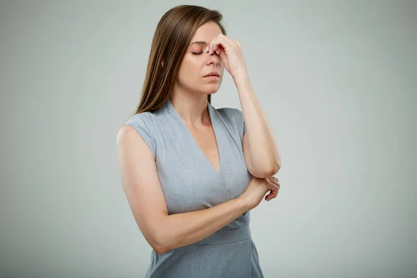 Geschäftsfrau Mit Kopfschmerzen Migräne Oder Depression Erkrankt Isoliert Porträt — Stockfoto