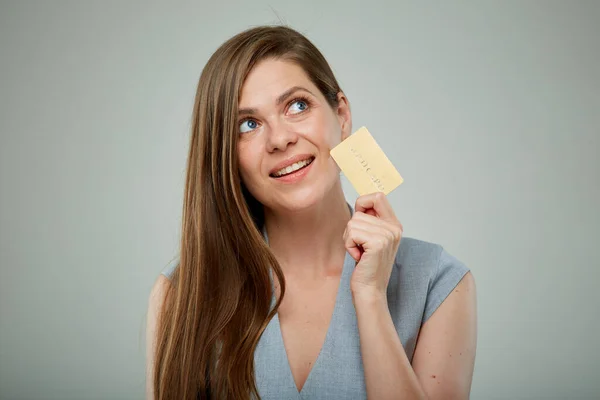 Mujer Sonriente Negocios Con Tarjeta Crédito Mirando Hacia Arriba Retrato —  Fotos de Stock