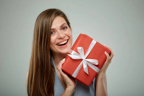Jonge Gelukkige Vrouw Met Rood Cadeau Buurt Van Gezicht Geïsoleerde — Stockfoto