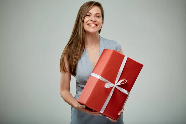 Lächelnde Frau Businesskleid Mit Rotem Geschenkkarton Isoliertes Frauenporträt — Stockfoto
