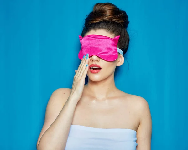Mujer Sorprendente Máscara Dormir Tocando Cara Retrato Persona Femenina Aislado — Foto de Stock