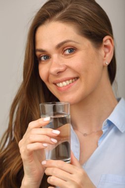 Su camlı kadın yüzü izole edilmiş portreyi kapat..