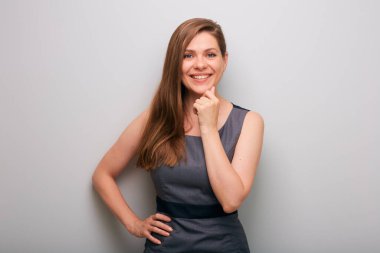 Gülümseyen ofis işleri, giyinmiş iş kadını düşünceleri. münzevi kadın iş adamı portresi.