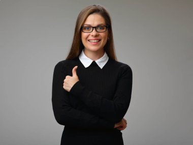 Siyah takım elbiseli gülümseyen mutlu kadın gözlük takıyor başparmağını kaldırıyor, izole edilmiş kadın portresi.