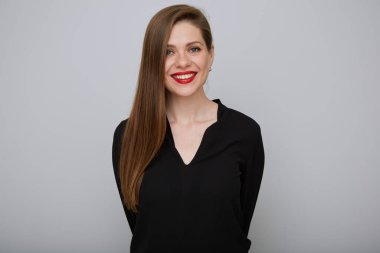 Siyahlı gülümseyen iş kadını arkasında el ele tutuşuyor, izole kadın ofis çalışanı portresi..