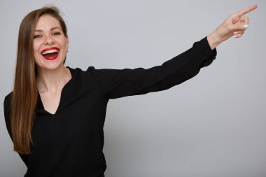 Siyah takım elbiseli, mutlu iş kadını parmak ucunda, kırmızı dudaklı ve uzun saçlı mutlu bir kızın izole edilmiş portresi..