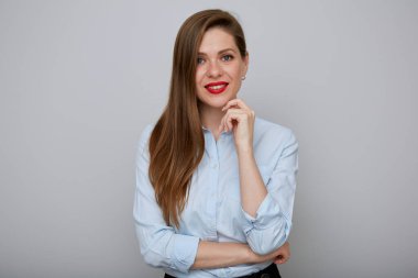 Gülümseyen iş kadını düşüncelere dalıyor ve yüzüne dokunuyor. 