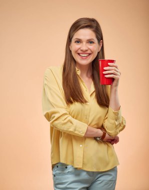 Elinde kırmızı bardakla gülümseyen kadın, izole edilmiş portre..