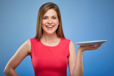 Kırmızılı mutlu bayan elinde boş tabak, mavi üzerine izole edilmiş portre..