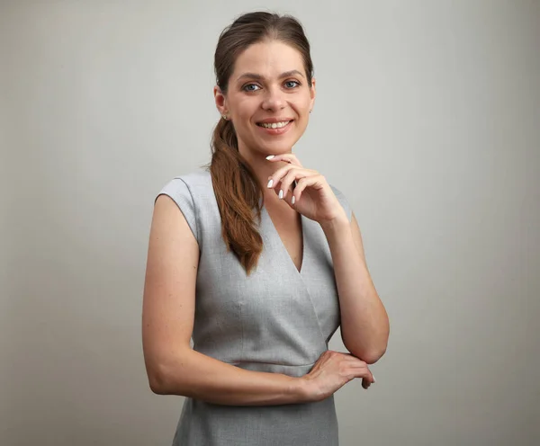 Glimlachende Vrouw Grijze Zakelijke Jurk Geïsoleerd Portret — Stockfoto