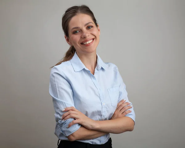 Lächelnde Frau Mit Verschränkten Armen Blauen Hemd Porträt Einer Geschäftsfrau — Stockfoto