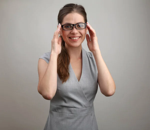 Lachende Lerares Die Haar Bril Aanraakt Zakelijke Vrouw Geïsoleerd Portret — Stockfoto