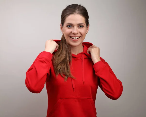 Uśmiechnięta Młoda Kobieta Czerwonej Bluzie Odizolowany Portret — Zdjęcie stockowe