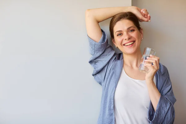 Lächelnde Frau Mit Wasserglas Lässiger Lebensstil — Stockfoto