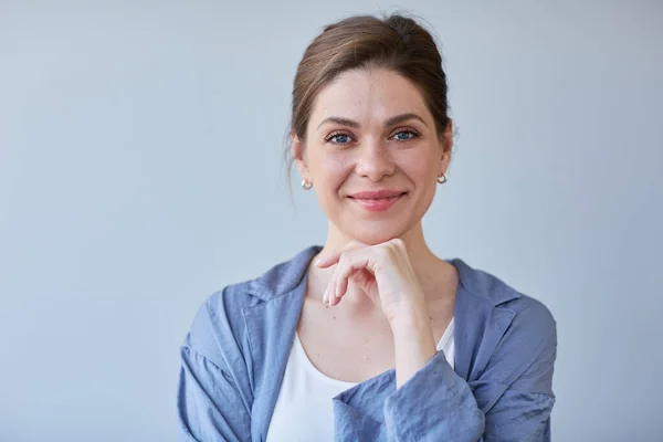 Femme Souriante Touchant Son Visage Portrait Rapproché Fille Pyjama Bleu — Photo