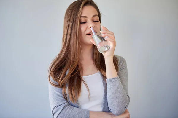 Mujer Bebe Agua Mira Hacia Otro Lado Retrato Aislado — Foto de Stock