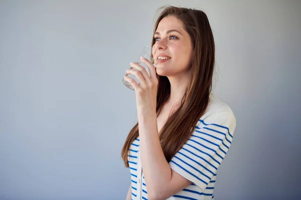 Kvinnan Dricker Vatten Tittar Bort Isolerat Porträtt Ogf Flicka Bär — Stockfoto