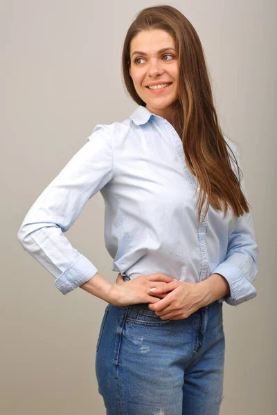 Usmívající Žena Modré Košili Ohlíží Přes Rameno Drží Ruce Bok — Stock fotografie