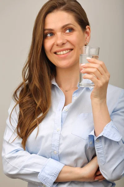 笑顔の女性が顔の近くに水のガラスを保持し 離れて見て 孤立した女の子ポルノのグレーバック — ストック写真