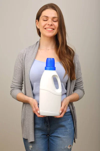 Femme Heureuse Avec Les Yeux Fermés Tenant Une Grande Bouteille — Photo